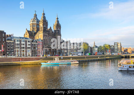 Amsterdam, Niederlande - 13. April 2016: Die Ansicht der Stadt Amsterdam mit dem Kanal in den Niederlanden. Stockfoto