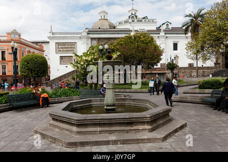 Ein Platz mit einem Brunnen in Quito, Ecuador Stockfoto