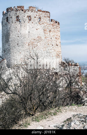 Die Ruinen der mittelalterlichen divci hrad Burg im nördlichen Teil der Palava Berge in der Nähe von Mikulov Stadt und Nove mlyny Wasserbehälter während der Frühling mit Blau Stockfoto