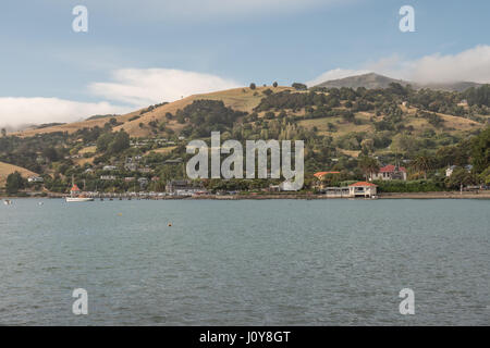 Blick über Akaroa Harbour. Region Canterbury, Südinsel, Neuseeland. Stockfoto