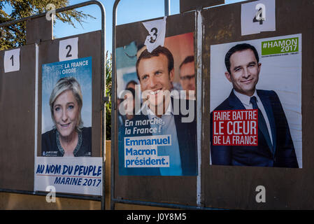 Plakate der französischen Präsidentschaftswahlen Kandidaten von Benoît Hamon, Emmanuel Macron und Marine le Pen. Stockfoto