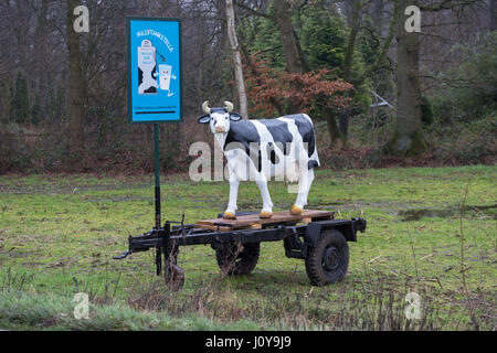 Modell-Kuh, die Milch in der Nähe von Milchviehbetrieb in Deutschland Werbung Stockfoto