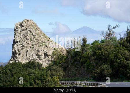 Rock von La Gomera und - im Hintergrund - von El Hierro, Blick von einer kurvenreichen Straße Stockfoto