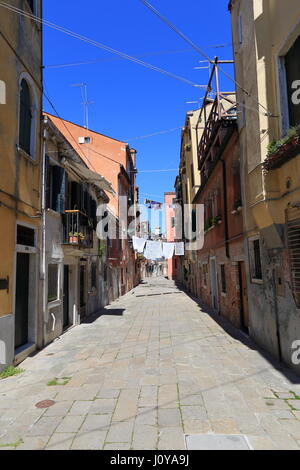 Wäsche trocknen in der Sonne über Gasse in Venedig Italien. Venedig-Gasse. Stockfoto