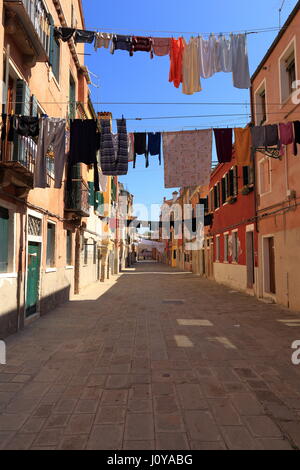 Wäsche trocknen in der Sonne über Gasse in Venedig Italien. Venedig-Gasse. Stockfoto