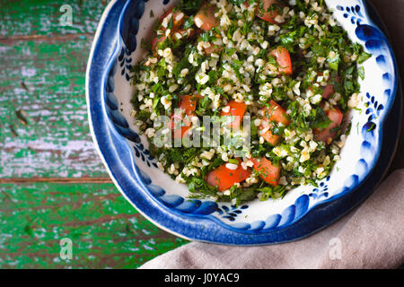 Vegetarischer Salat Taboulé mit Bulgur, Minze und Petersilie horizontale Stockfoto
