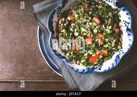 Vegetarischer Salat Taboulé mit Bulgur, Minze und Petersilie horizontale Stockfoto