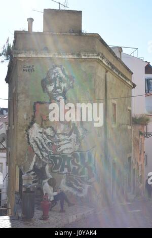 Graffiti auf dem historischen Gebäude von Lissabon Stockfoto