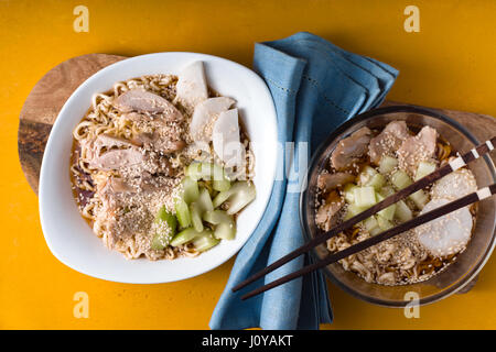 Zwei Schüsseln Suppe Nudelsuppe Ramen, Sellerie, Huhn auf einem gelben Tisch horizontal Stockfoto