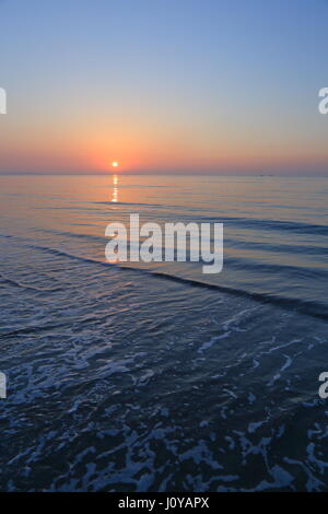 Venedig, Italien, A spektakulären Sonnenaufgang über dem Lido di Venezia Steg am Anfang eines Tages an der adriatischen Küste. Sunrise zeitliche Abfolge. Stockfoto