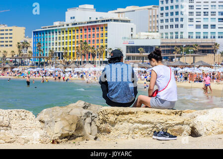 Paar genießt das Stadtbild von Tel Aviv am Strand - 17. April 2017, Tel Aviv-Yafo, Israel Stockfoto