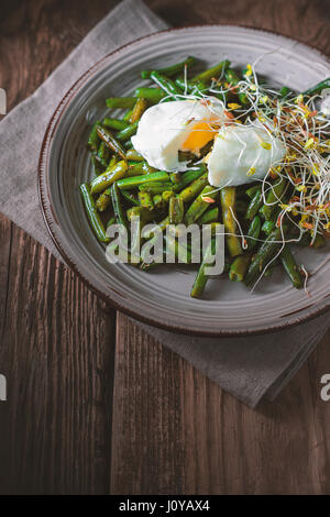 Salat mit grünen Bohnen, Flachs und Wachteln Eiern vertikal Stockfoto