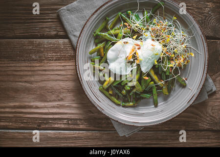 Salat mit Bohnen, Sprossen Flachs und Wachteln Eiern auf einer keramischen Platte horizontal Stockfoto