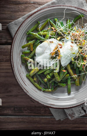 Salat mit Bohnen, Sprossen Flachs und Wachteln Eiern Draufsicht vertikale Stockfoto