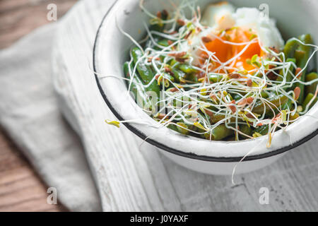 Salat mit Bohnen, Sprossen Flachs und Wachteln Eiern Seite Ansicht horizontal Stockfoto