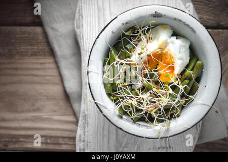 Salat mit Bohnen, Sprossen Flachs und Wachteln Eiern auf dem Holztisch horizontale Stockfoto