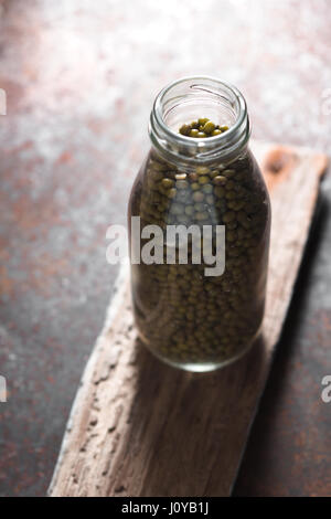 Grüne Bohnen im Glas jar Holzständer vertikale Stockfoto