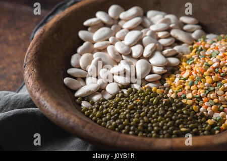 Placer grünen und weißen Bohnen in einer Holzschale Closeup horizontale Stockfoto