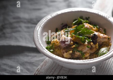 Pilaf mit Reis, Huhn, Knoblauch und Petersilie horizontale Stockfoto