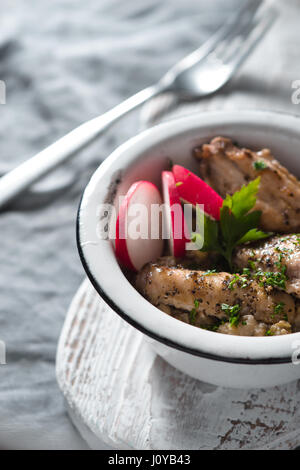 Pilaf mit Huhn in einer Metallschale und Radieschen vertikale Stockfoto