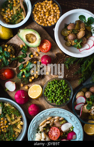 Schlemmen Sie mit Gemüse-Salate und Sandwiches vertikale Stockfoto