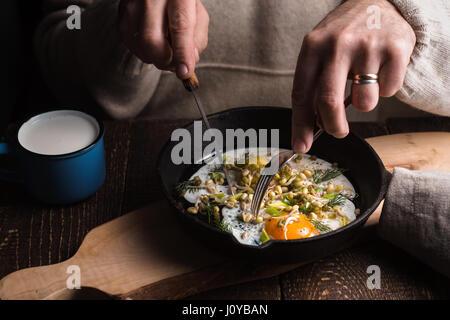 Rührei Essen auf dem horizontalen Holztisch Stockfoto