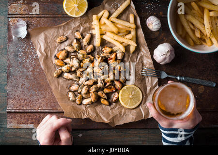 Biertrinken mit Muscheln und Pommes frites-Draufsicht Stockfoto