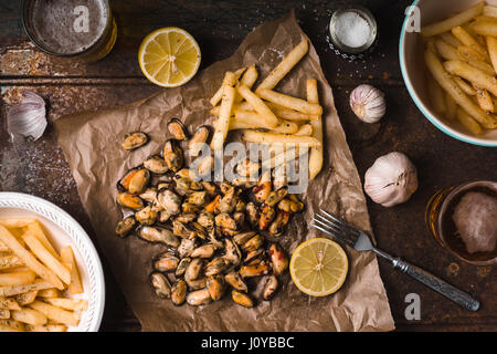 Traditionelle belgische Snack für Bier in der Draufsicht Metall Hintergrund Stockfoto