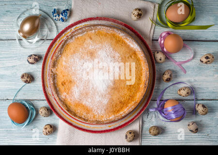 Deutsch Osterkuchen am horizontalen weißen Holztisch Stockfoto