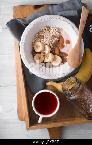 Gesundes Frühstück auf vertikale Holztablett Stockfoto