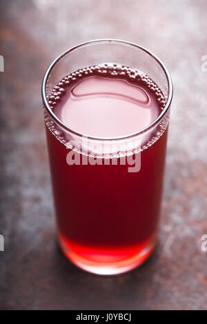 Beeren-Saft auf dem Metall Hintergrund vertikale Stockfoto