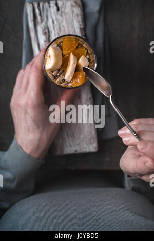 Obst und Joghurt Dessert auf der hölzernen Hintergrund-Draufsicht Stockfoto