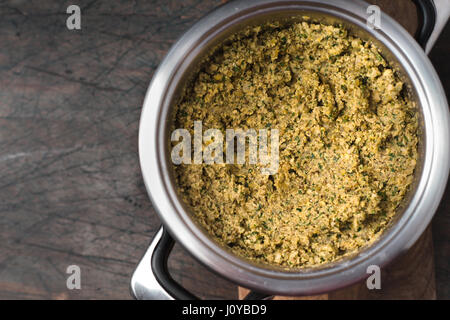 Mix für Falafel Vorbereitung in der Draufsicht Metalltopf Stockfoto