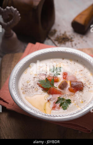 Vichyssoise Suppe in der keramischen Platte vertikal Stockfoto