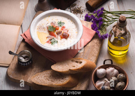 Vichyssoise Suppe auf dem horizontalen weißen Holztisch Stockfoto