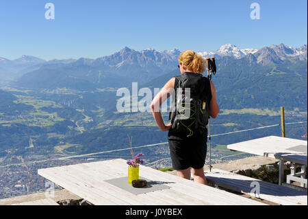 Ein Wanderer bewundern das Panorama Blick von der (Nordkettenbahn) Nordkette Cable Car station Stockfoto