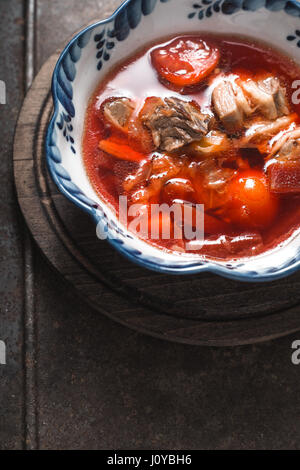 Traditionelle russische und ukrainische rote Bete Suppe Borschtsch vertikale Stockfoto