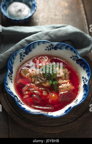 Traditionelle russische und ukrainische rote Bete Suppe in der keramischen Platte vertikal Stockfoto
