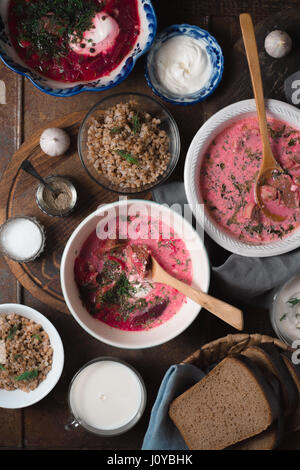 Abendessen mit traditionellen russischen Gerichte auf dem Holztisch vertikale Stockfoto