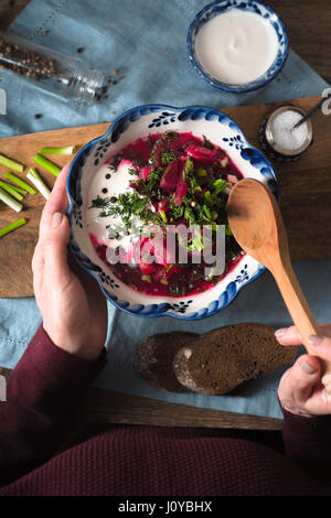 Frau, die traditionelle rote Bete Suppe Borschtsch Draufsicht Essen Stockfoto