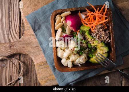 Gesunder Salat mit Buchweizen und Gemüse in der Draufsicht Holzschale Stockfoto