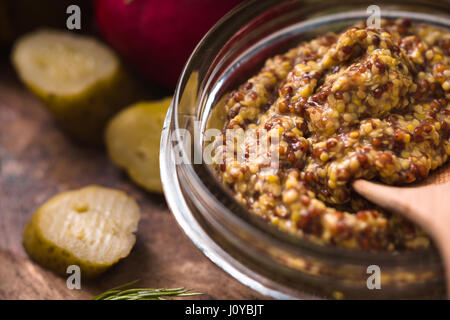 Senf mit Samen in die Glasschüssel auf dem Küchentisch horizontale Stockfoto