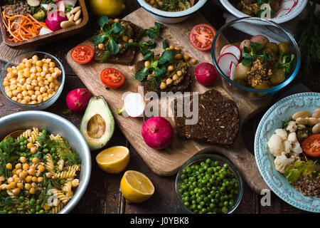 Verschiedene Salate und Snack auf dem Holztisch horizontale Stockfoto