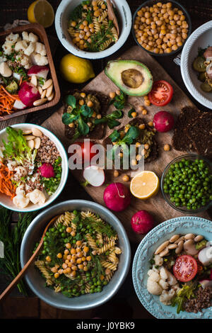 Verschiedenen Salat und einen Aperitif auf der hölzernen Tischplatte anzeigen Stockfoto