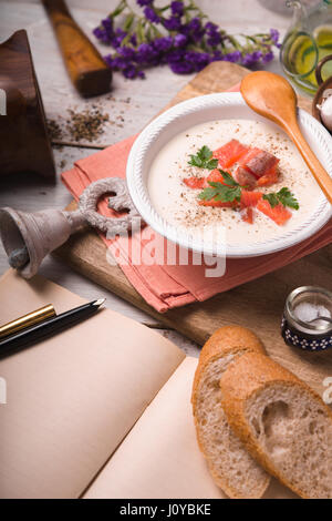 Suppe-Püree aus Blumenkohl und Lachs Seitenansicht Stockfoto