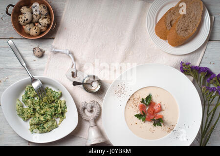 Suppe pürieren mit Lachs und ein Omelett auf dem Tisch Platz kopieren Stockfoto
