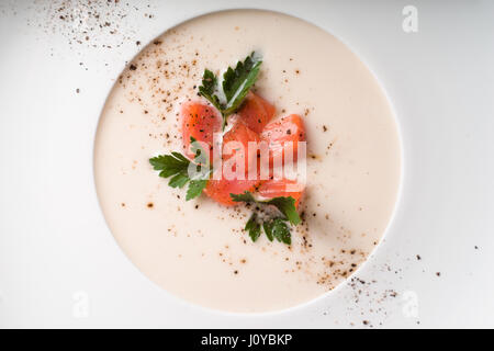 Suppe pürieren von Lachs in einer Porzellanschale Stockfoto