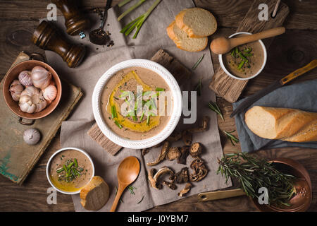 Pilzsuppe Püree aus Keramik Schalen drei Portionen Stockfoto