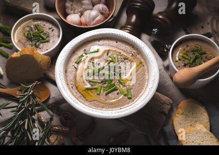 Pilzsuppe Püree aus Keramik Schalen Draufsicht Stockfoto