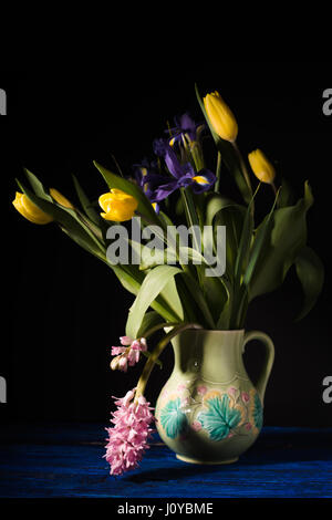 Blumenstrauß in einer Keramik Krug-Seitenansicht Stockfoto